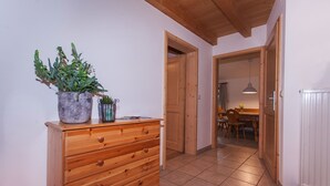 A wooden dresser with drawers and a potted plant. - Schönes Ammertal (Oberammergau)