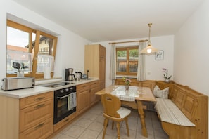 Appartement, rez-de-chaussée (Schönes Ammertal 2) | Cuisine privée | Réfrigérateur grande capacité avec congélateur, four à micro-ondes