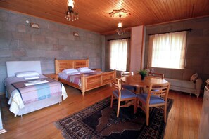 Habitación triple estándar | Decoración individual, mobiliario individual, escritorio y ropa de cama