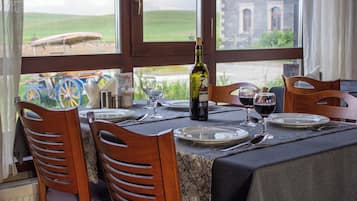 Petit déjeuner et dßner servis sur place, spécialités Cuisine turque