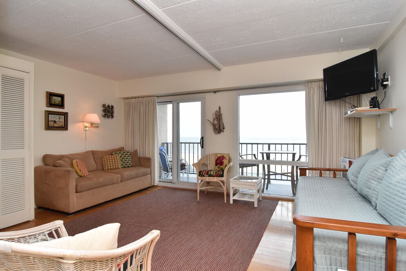 Cozy Quaint VINTAGE Studio