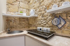 Kühlschrank, Mikrowelle, Herdplatte, Wasserkocher mit Kaffee-/Teezubehör