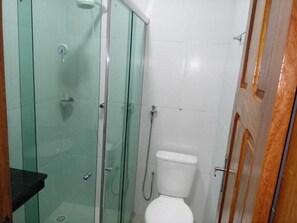 Serviettes fournies, papier toilette