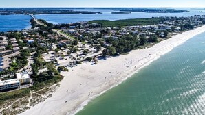 Nær stranden, solsenger og strandhåndklær