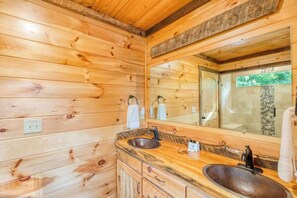 Een haardroger, handdoeken, shampoo