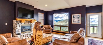 Exceptional Views, Large Townhome, Hot Tub, Pool, Private Garage 97A