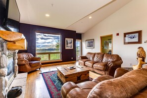 Smart TV, fireplace - Exceptional Views, Large Townhome, Hot Tub, Pool, Private Garage 97A (Silverthorne)