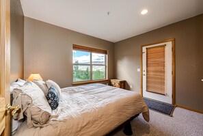 4 bedrooms, iron/ironing board, free WiFi, bed sheets - Exceptional Views, Large Townhome, Hot Tub, Pool, Private Garage 97A (Silverthorne)