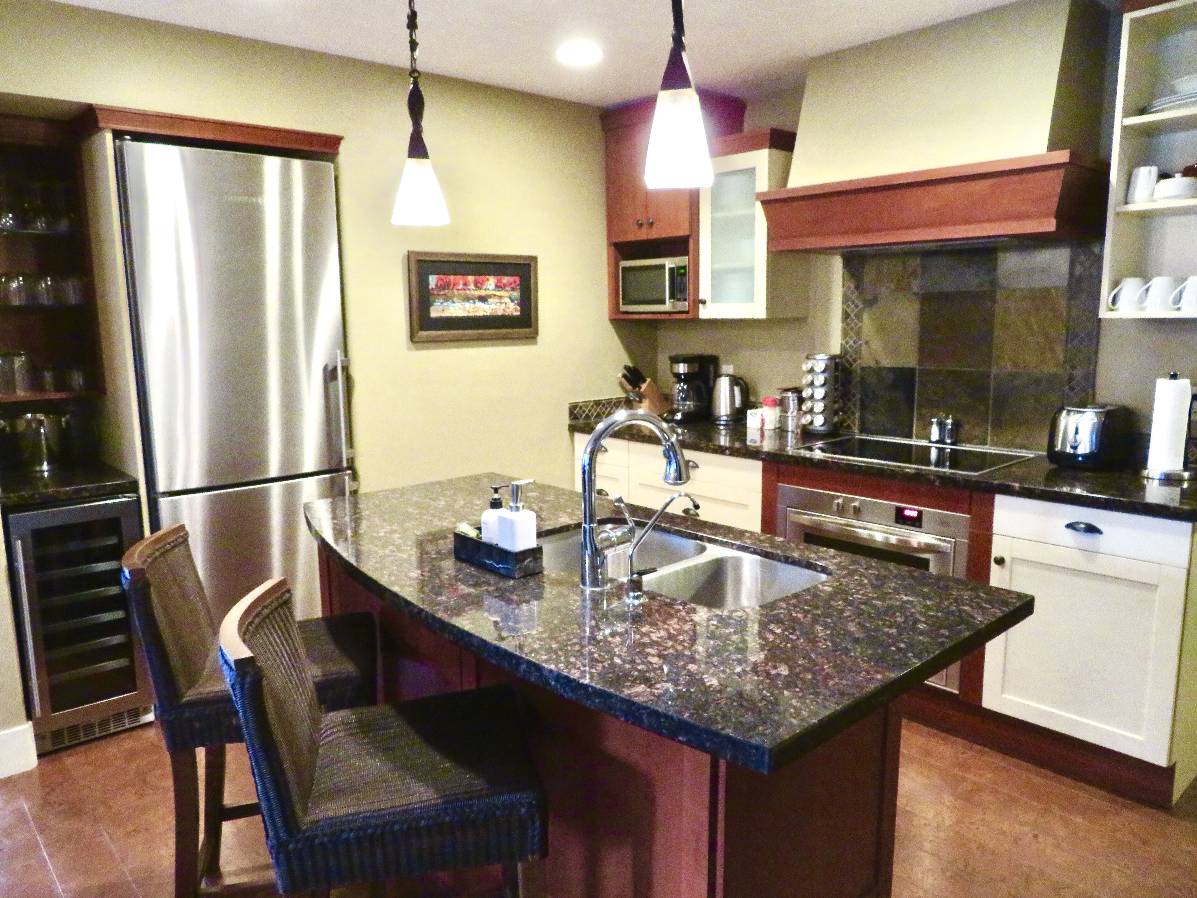 Luxury Resort Corner Suite. Awesome Views. Private setting. Super Cool AC