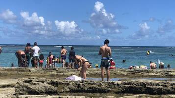 PĂ„ stranden och solstolar