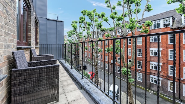Property grounds - Large family apartment with private terrace (London)