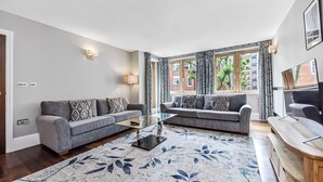 Living area - Large family apartment with private terrace (London)