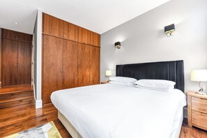 3 bedrooms, in-room safe, iron/ironing board, free WiFi - Large family apartment with private terrace (London)