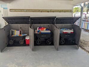 Een hulpkar met Gorilla Carts, een rode koelbox en een kleurrijk object op de kar.