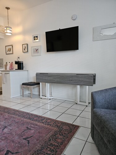 Prime location on Pass-A-Grille Beach! Everything you need is here!