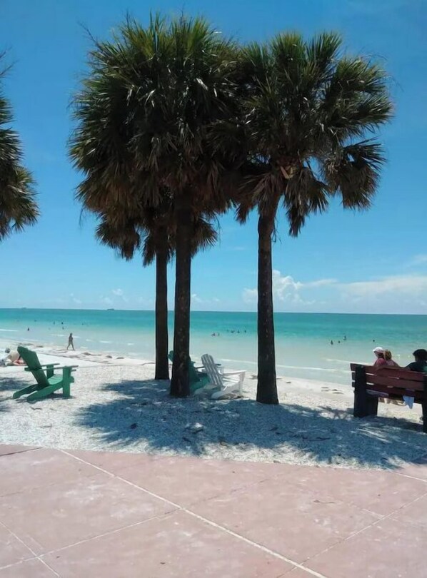 Playa en los alrededores, camastros y toallas de playa