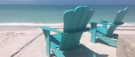 Playa en los alrededores, camastros y toallas de playa