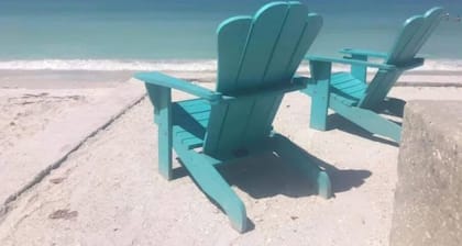 Prime location on Pass-A-Grille Beach! Everything you need is here!