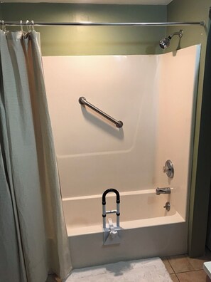 Ensemble douche/baignoire, sèche-cheveux, serviettes fournies, savon