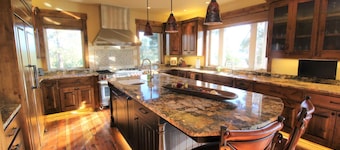 Amazing Views, Hot Tub, Wildlife, Close to Town, Entertaining Home