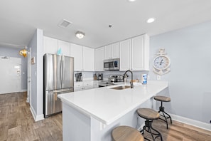 Fridge, microwave, oven, stovetop - Lighthouse 908 Beachfront condo by FND LLC short walk to Hangout (Gulf Shores)