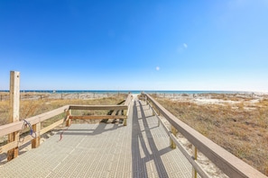 On the beach - Lighthouse 908 Beachfront condo by FND LLC short walk to Hangout (Gulf Shores)