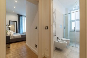 Dusche, Haartrockner, Bidet, Handtücher