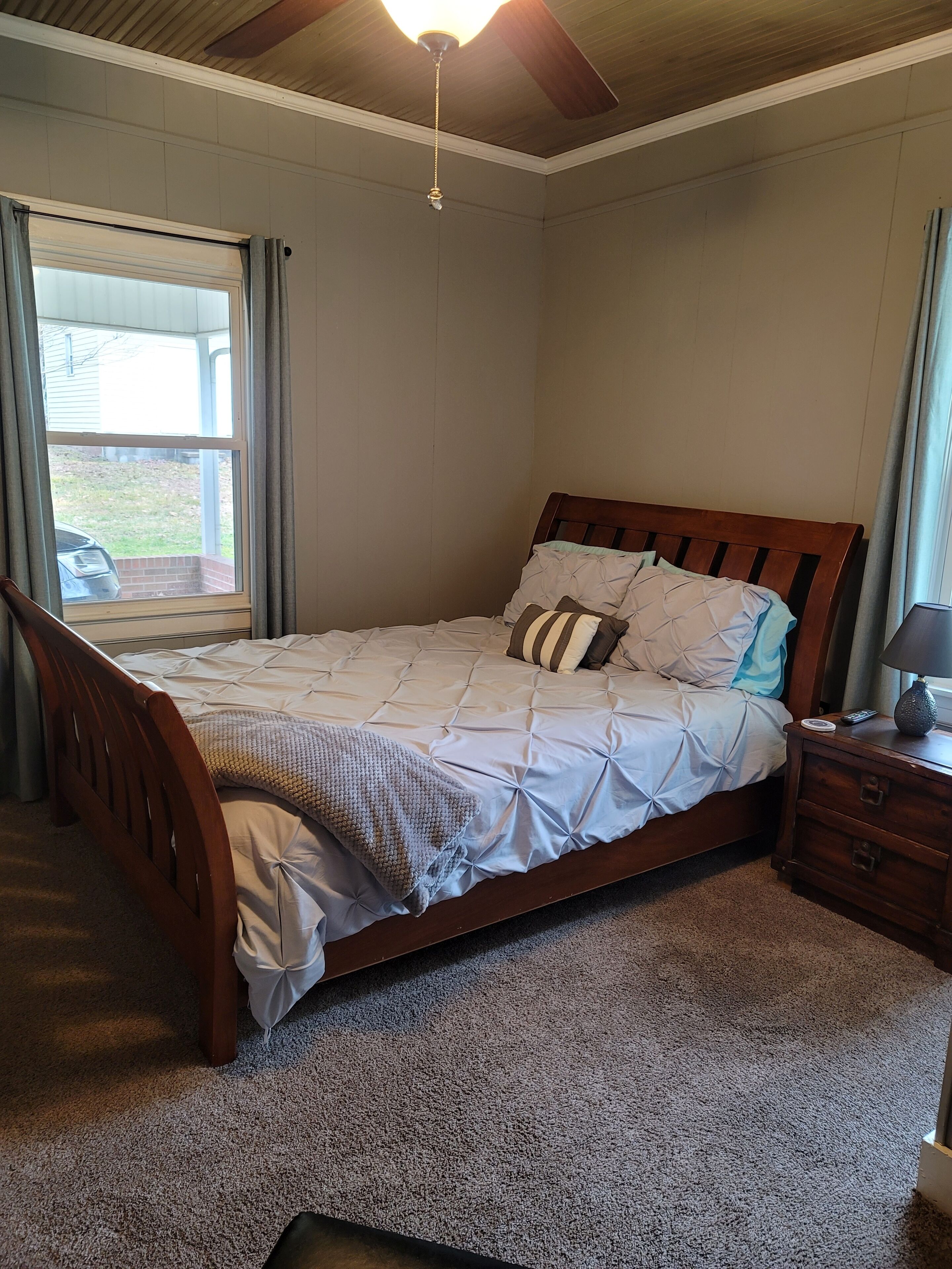 The Vineyard House - Quiet and Quaint Full House