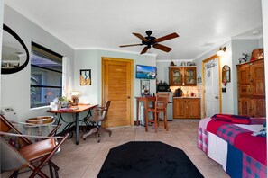 1 habitación, escritorio, tabla de planchar con plancha y wifi gratis