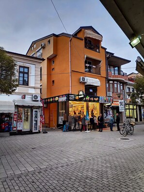 A street scene with a bakery and a mobile phone store. - Apartments LAVO (Ohrid)