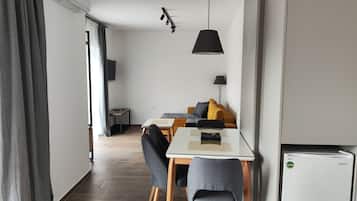 Appartamento, vista città | Soggiorno | TV a schermo piatto 32 pollici con canali digitali, TV LCD