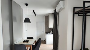 Et moderne køkken med vask, skabe og bordplade.