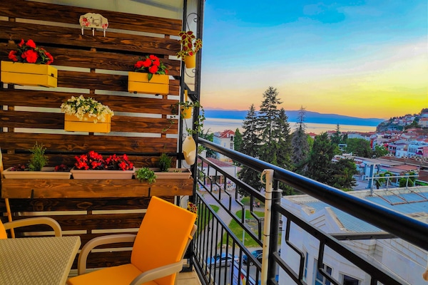 Luxury Apartment, Lake View | Lake view