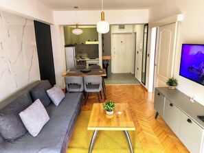 Apartamento, vista para a montanha | 1 quarto, individualmente decorados, individualmente mobiliados