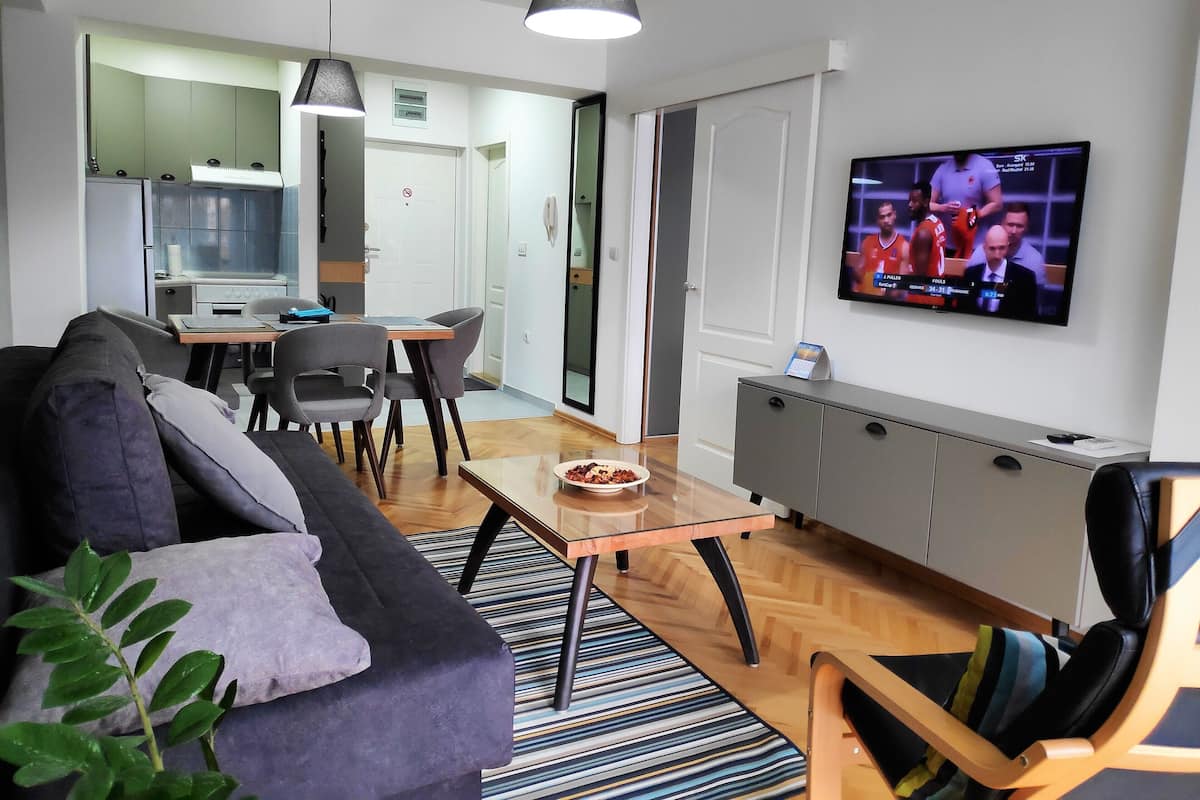 Apartamento, vistas a la montaña | Sala de estar | Smart TV de 32 pulgadas con canales digitales, una televisión
