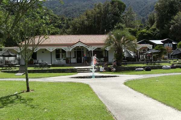 Furneaux Lodge only 15minute walk from the bach