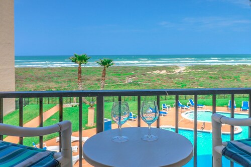 Beach House Bliss: Stay 7+, get 10% off your sandy getaway!