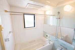 Casa familiar | Baño | Secadora de cabello, pantuflas, toallas, jabón