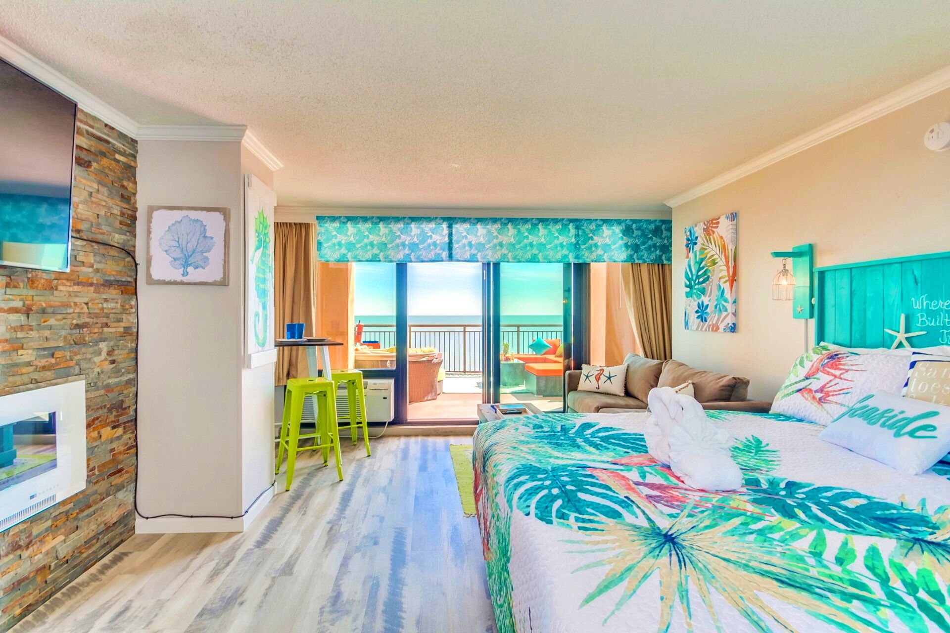 SWING/ TROPICAL OASIS INDOOR/OUTDOOR LIVING/300SQFT  DECK/KING/SLEEPR/FIREPLACE