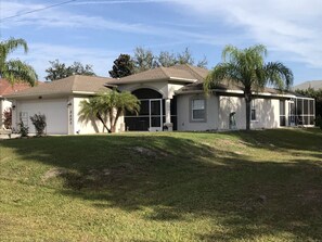 Exterior - Quiet, Cozy, Bungalow with a Pool. Near Venice Beach and Warm Mineral Springs (North Port)