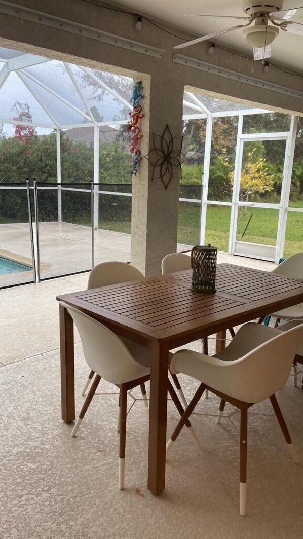 Outdoor dining - Quiet, Cozy, Bungalow with a Pool. Near Venice Beach and Warm Mineral Springs (North Port)
