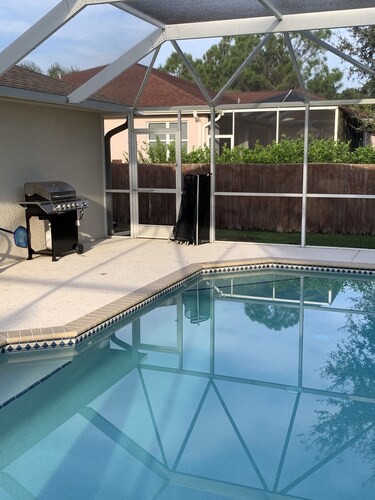 Quiet, Cozy, Bungalow with a Pool. Near Venice Beach and Warm Mineral Springs