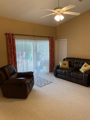 Smart TV, DVD player - Quiet, Cozy, Bungalow with a Pool. Near Venice Beach and Warm Mineral Springs (North Port)