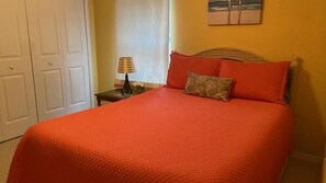 3 bedrooms, WiFi, bed sheets - Quiet, Cozy, Bungalow with a Pool. Near Venice Beach and Warm Mineral Springs (North Port)