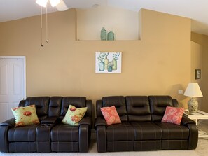 Smart TV, DVD player - Quiet, Cozy, Bungalow with a Pool. Near Venice Beach and Warm Mineral Springs (North Port)