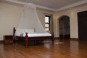 Escritorio y espacio para trabajar con laptop 