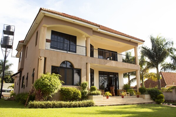 Fachada de la propiedad