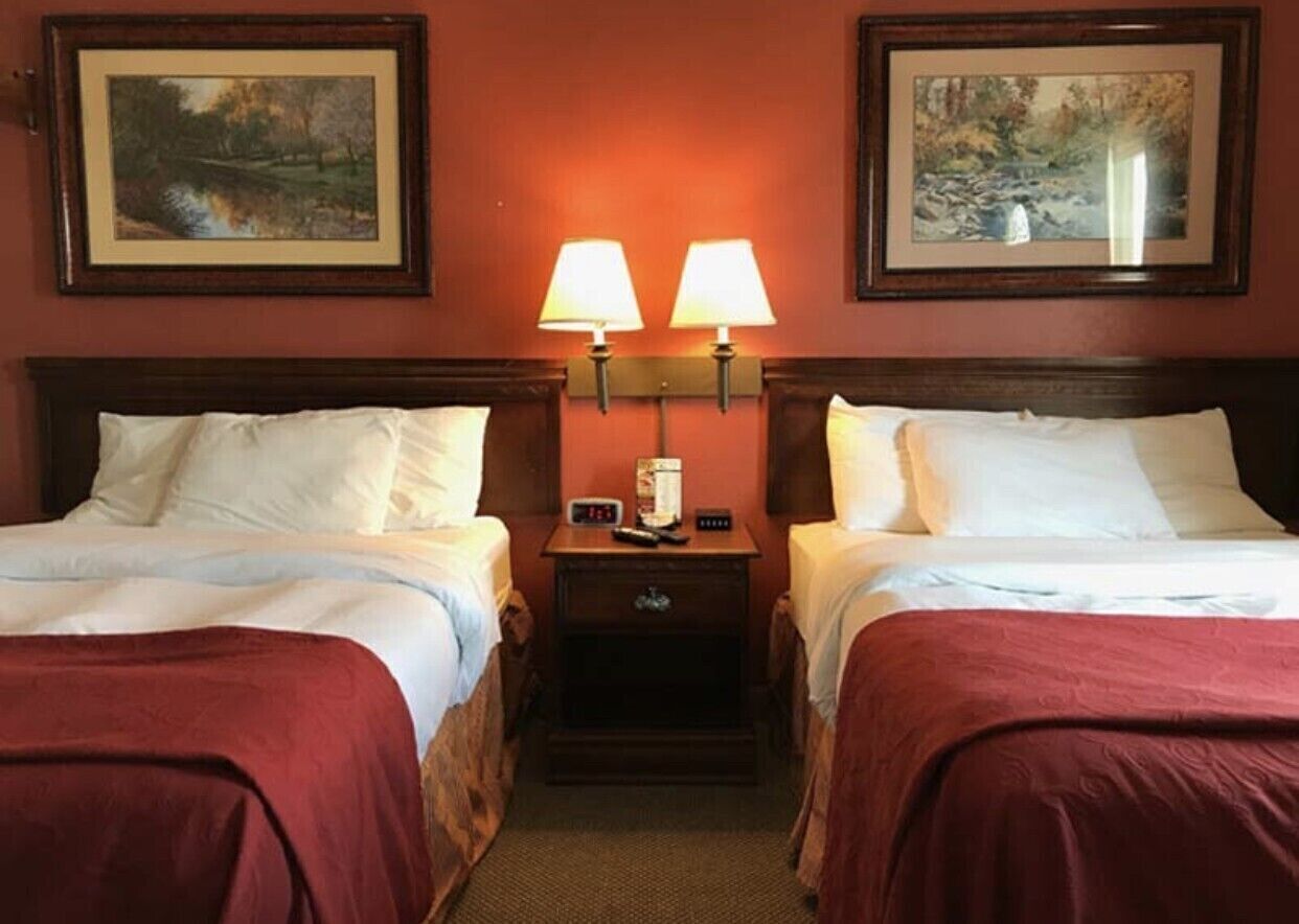 Blackout drapes, free WiFi, bed sheets