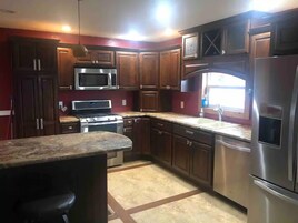 Cortinas blackout, wifi gratis y ropa de cama 