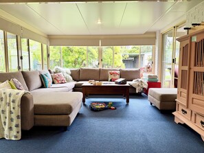 Smart-TV, Kamin, Netflix, DVD-Player